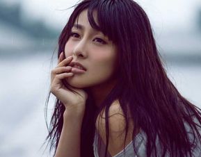 贾青外出聚餐与男性保持距离,为维护新恋情不敢作妖