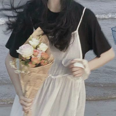 2022真人女生手捧鲜花的头像很唯美我崇拜你像个英雄你宠我像个孩子