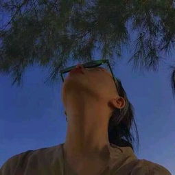 可以用在qq头像上的黑白的女生图片,特别霸气