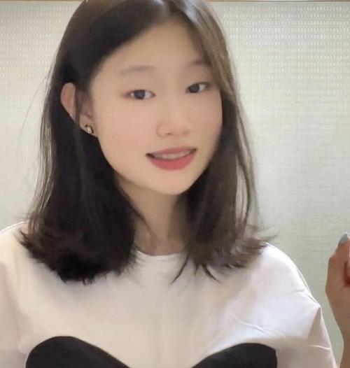 小沈阳14岁女儿甜美近照曝光,打扮淑女,越长大越漂亮