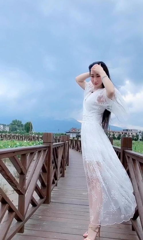 户外穿着一袭白色连衣裙的美女,穿出不一样的仙女气质
