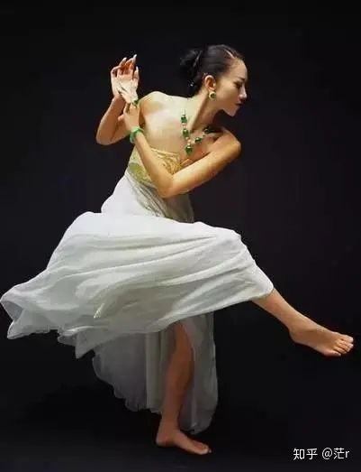 一位天生丽质的美女,戴上翡翠美得惊艳了时光