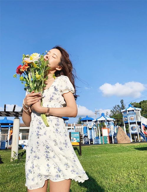 张子萱被宠爱有加,穿粉色少女裙清新浪漫,幸福得像小姑娘