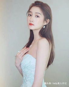 关晓彤这个灵动少女太厉害天蓝色吊带露背裙很有仙气,越看越美