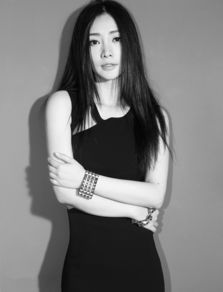柳岩拍摄黑白肖像写真紧身黑衣气质女性