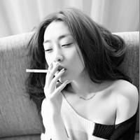 有没有黑白的颜色的美女头像啊