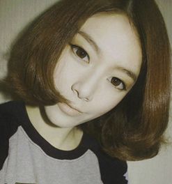 我17岁女孩高中生嘴大心形脸蒜头鼻大眼睛窄额头的女孩适合什么发型和刘海