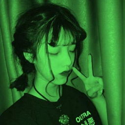每个女孩都是银河遗落在世间的星星爆火的绿色背景潮流女生qq头像