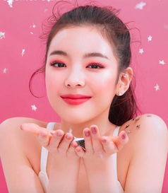 12岁就涂唇膏,汤姆克鲁斯女儿苏瑞番茄红色号是哪款太适合春天