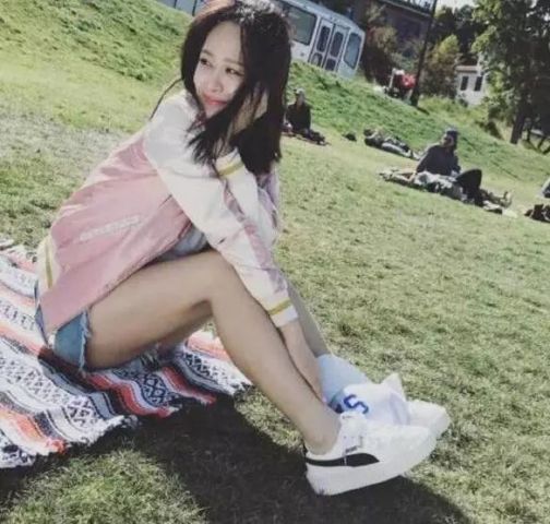 秦俊杰陪杨紫踏青晒美图,网友说恋爱中的女孩好美