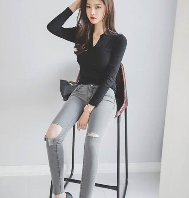 见过这么多尤物女孩还是喜欢穿紧绷牛的她,美不单调