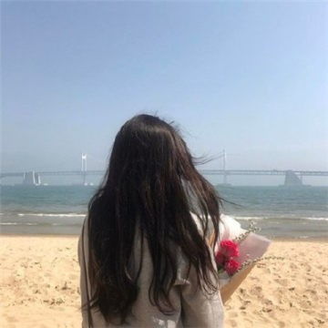 蓝色系一个人看海的女生背影微信头像,女生头像图片