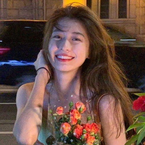 手捧鲜花为谁而来