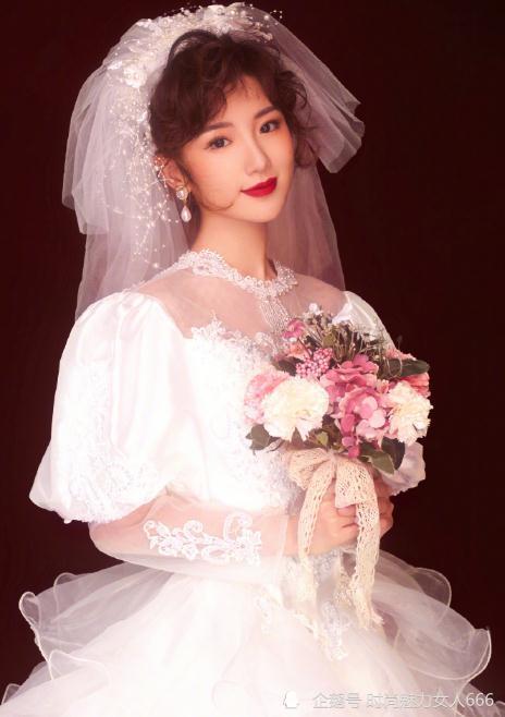 时尚穿搭毛晓彤身着婚纱,手捧鲜花,黑发红唇妆容复古十分吸睛