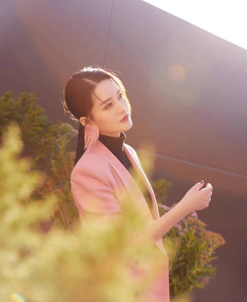 李沁少女感有多强死亡芭比粉的西装,也能穿得这么高级