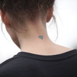 qq黑白情侣头像,女生是背身的,后脖子上有个纹身