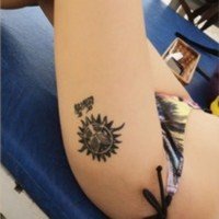 短发红唇纹身高冷女生头像