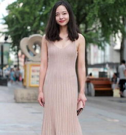 街拍美女粉色吊带针织裙,齐肩长发,气质温婉贤淑