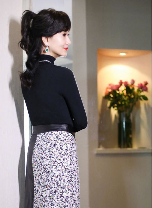 逆生长女神赵雅芝太会穿,白t搭牛仔包臀裙现机场,看不出64岁