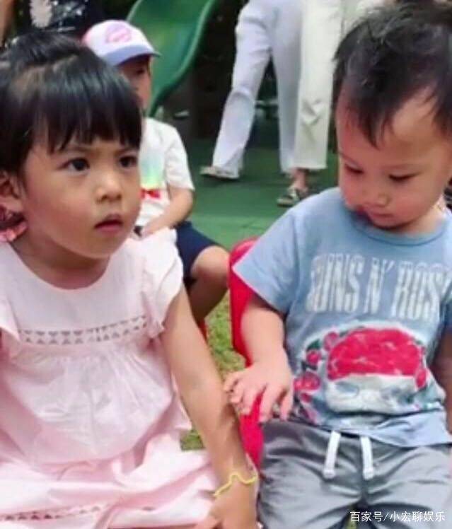 贾静雯晒咘咘波妞近照,波妞穿着裙子很淑女,咘咘颜值又上升了