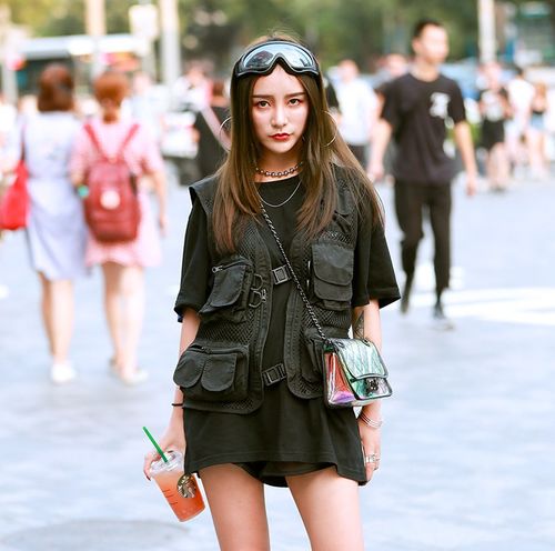 路人街拍很有气质的美女,一身黑裙傲人的身材让人赏心悦目