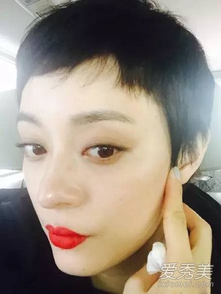 用睫毛装扮成美女已经成了男神小小的公开举动