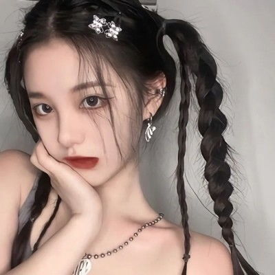网易云热评同学聚会,我假装喝醉了,倒在班花腿上,她脸色通红