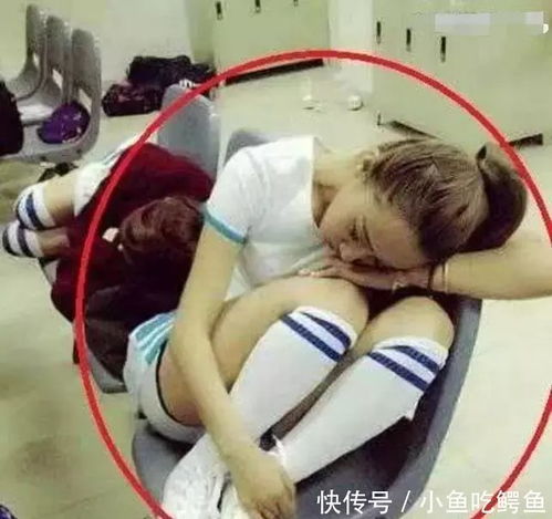 搞笑幽默可怜的妹子只有这样将就着睡了,也没个爱心男士