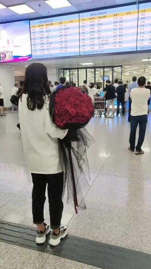美女抱着花接兵哥回家,这一幕也太甜了吧,谁不羡慕