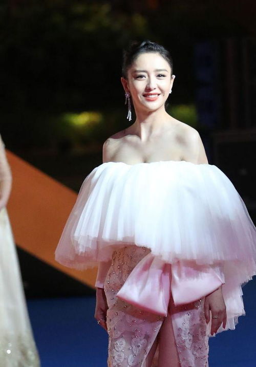 佟丽娅穿露肩长裙,仙气飘飘风姿绰约,像一个异域少女