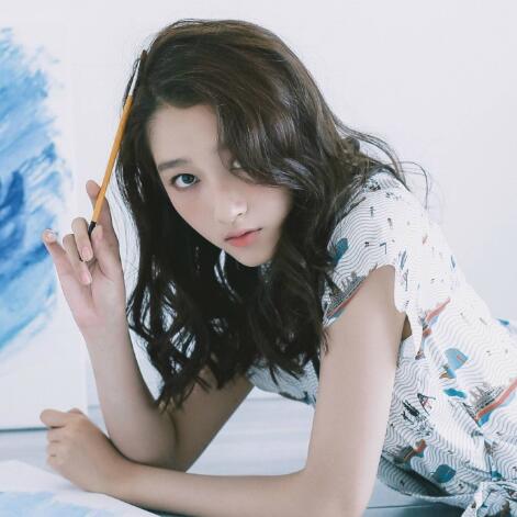 关晓彤身穿黑色风衣竟美到惊艳网友这才是19岁少女的装扮