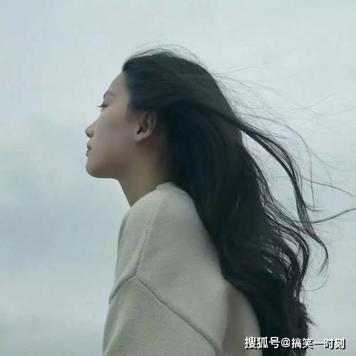 幽默笑话周末和老公去看电影,前排坐着两个妹子