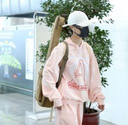 李宇春粉嫩少女系亮相机场,青春又减龄