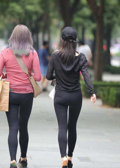 气质美女穿休闲动感套装,简单舒适又时尚,青春靓丽,十分大气