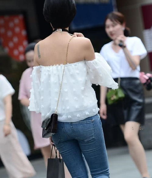 牛仔裤展现迷人气质,穿上更加美观独特,给人一种高档的时尚感