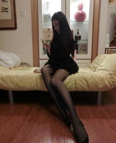 女服务员对我大声的说两个滚筒,四块钱