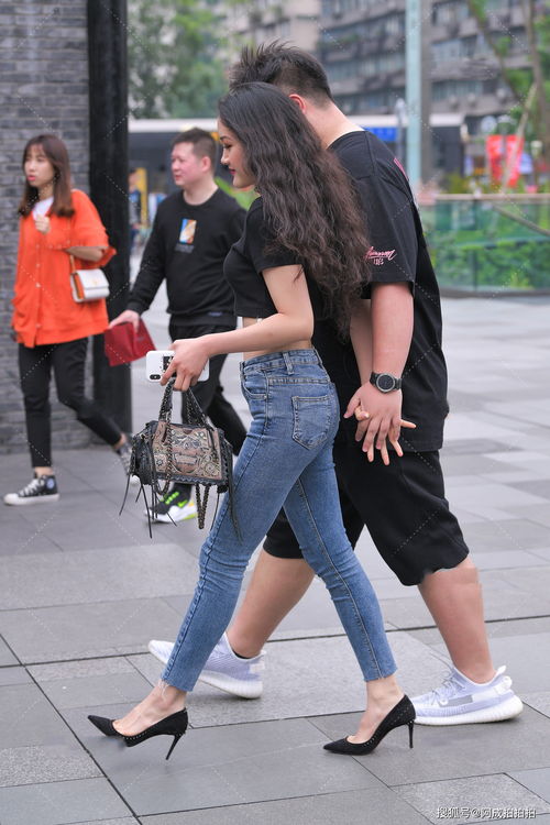 黑色小款t恤,搭配深蓝色修身牛仔裤,炫酷十足