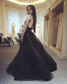 除了白色主婚纱,这个甜美小妞把更多颜色婚纱穿出了仙气