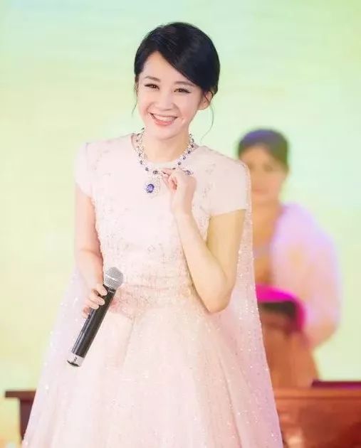 她年近50,可少女,可妩媚,原来女人的风情从不在于年龄