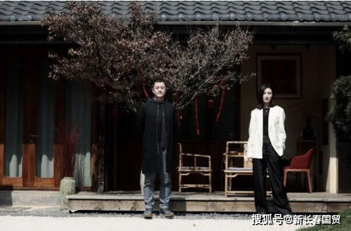 50岁李亚鹏与31岁女友同框,甜甜蜜蜜大秀恩爱