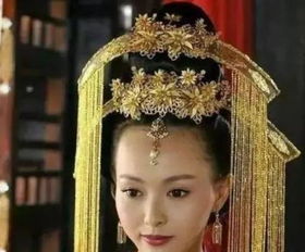 满头发饰的古装女星,郑爽温婉,杨紫仙气十足,而她最浮夸