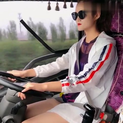 美女司机开起车来真霸气,长的漂亮车技高,男人看了自愧不如