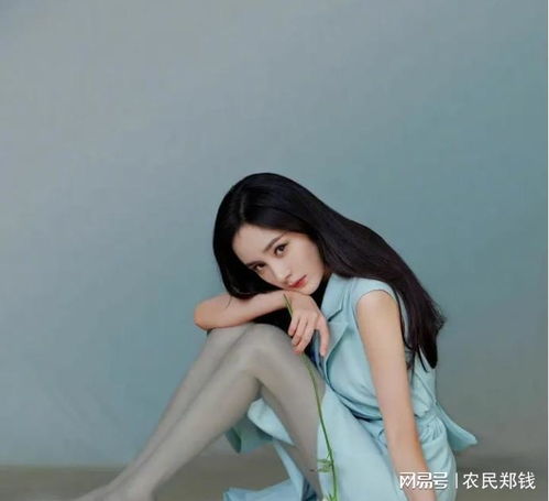 灰色超薄丝袜搭配无袖连衣裙,杨幂展现真正的古风美人