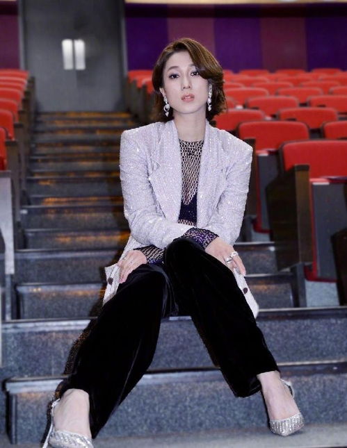 钟嘉欣穿衣这么高调,长西装里面配透视内搭,丝绒裤显得成熟稳重
