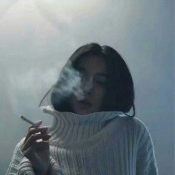 女生抽烟头像女生夹烟好看手势图片