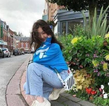 13岁李嫣穿吊带现身街头,精心化妆的她下意识挡住嘴巴,像全智贤