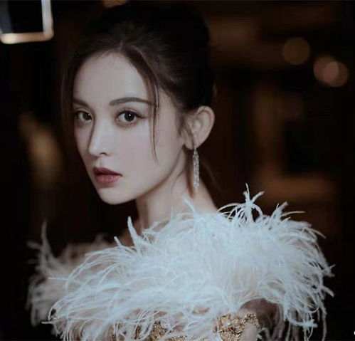 古力娜扎令人惊艳,一身金孔雀造型宛如仙女,玲珑有致身材是一绝