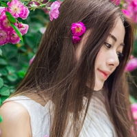 漫步花丛中女孩的图片微信头像图片大全
