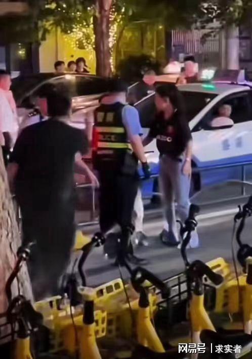 武汉一老外挽中国女孩当街辱华,画面流出,知情者发声,警方沉默