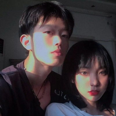 微信情侣头像情侣专用一人一半战场美人情场浪子